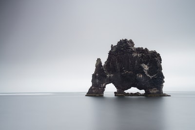 黑色岩层
